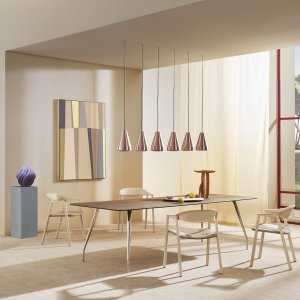 Rizz Workstation לארבעה עם פאנלים אקוסטיים וגשר התאורה K_LUCE
