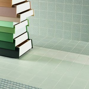 דוגמת Grainy Brown מקולקציית Tape בגרניט מזוגג