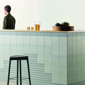 דוגמת Grainy Green מקולקציית Tape בגרניט מזוגג