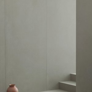 מדרגות וקיר בפורצלן Primavera Grigio