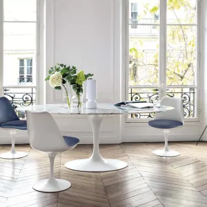 שולחן צד קטן ממשפחת Saarinen של Knoll לצד ספה