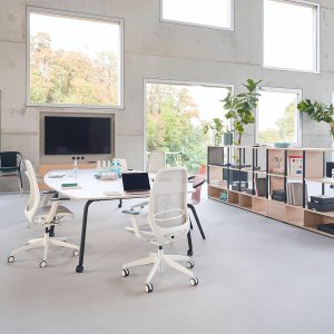 שורת כיסאות se:air לאורך שולחן bench ל-hot desking