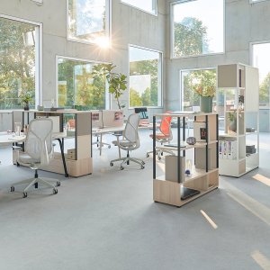 חמישה כיסאות אורחים se:kit Sedus נערמים על העגלה