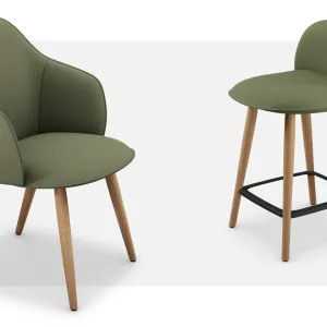 כיסא מרופד se:café soft chair על בסיס מגלשיים מצופה כרום