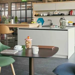 se:café high diner עם שני ספסלים גבוהים זה מול זה ושולחן מובנה