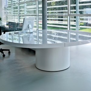משטח בעובי 7 ס"מ בזיז מעל ארונית הצד של שולחן Asymmetrical