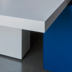 לוח הקצה של Asymmetrical Meeting מוסט ומגלה את השקעים