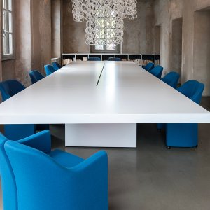 Asymmetrical Meeting של Tecno, עיצוב Piero Lissoni, בחדר דירקטוריון