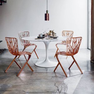 שולחן ישיבות Saarinen אובלי של Knoll עם משטח שיש בחדר דירקטוריון