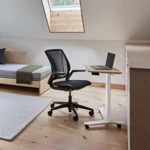 כיסא משרדי ארגונומי World LM של Humanscale בהטיה לאחור