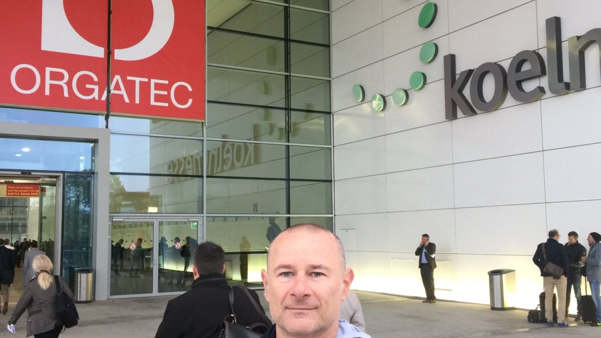 ORGATEC 2026: מטרים לפי דרג, ושיחה לפי מרחק