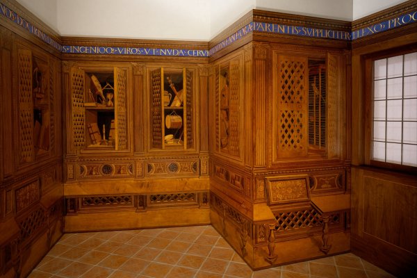 ביתי קטן: שולחן המנהלים כדיוקן של מי שמחליט