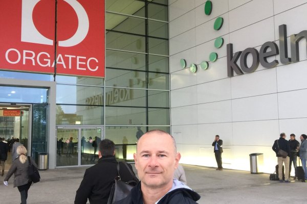 ORGATEC 2026: מטרים לפי דרג, ושיחה לפי מרחק