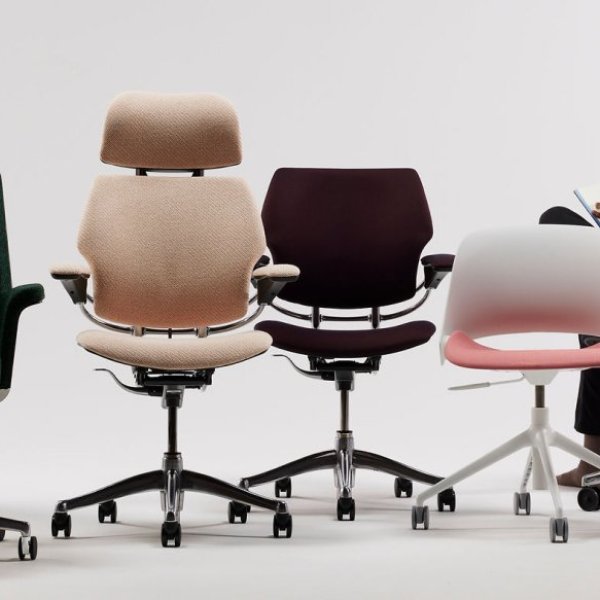 עמדת עבודה ארגונומית של Humanscale במשרד